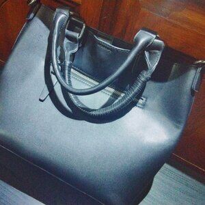 **"✨ Givenchy Antigona Tote - Luxurious & Chic! 👜"**